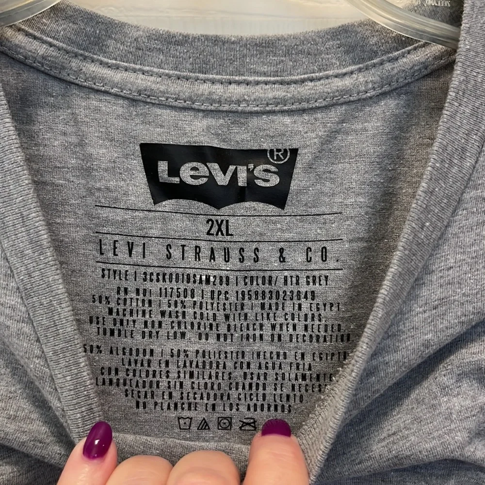 Levi’s graphic tee